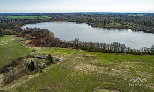 Gehöft am Balvis-See