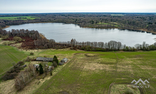 Gehöft am Balvis-See