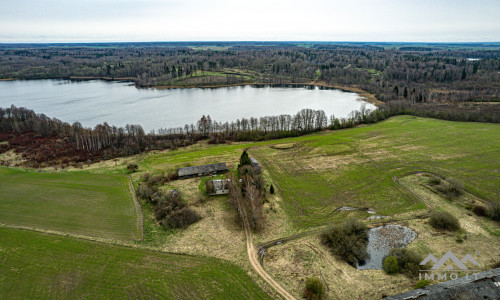 Gehöft am Balvis-See