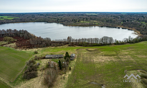 Ferme près du lac Balvis