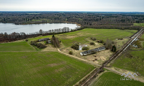 Ferme près du lac Balvis