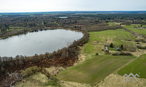 Gehöft am Balvis-See