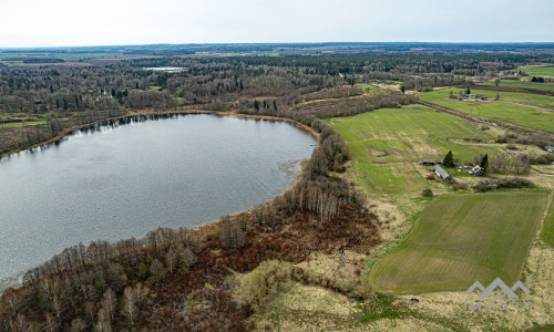 Ferme près du lac Balvis