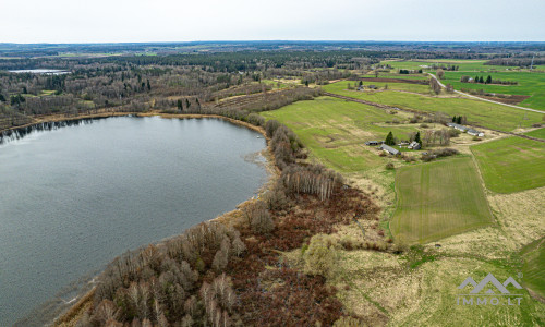 Ferme près du lac Balvis