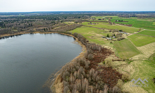 Ferme près du lac Balvis