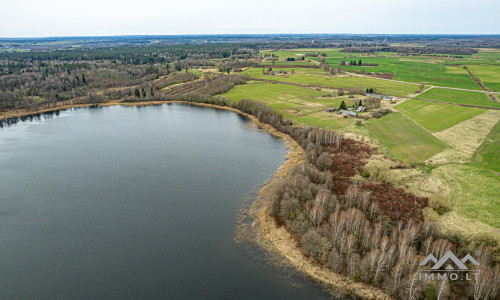 Gehöft am Balvis-See