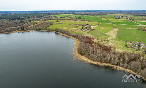 Gehöft am Balvis-See