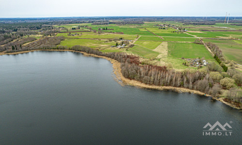 Ferme près du lac Balvis