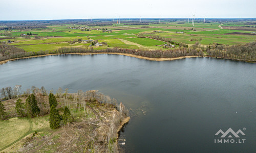 Ferme près du lac Balvis