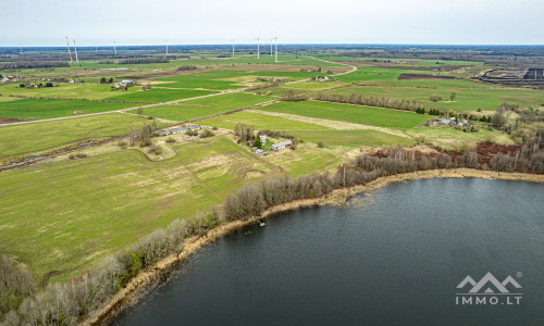 Ferme près du lac Balvis