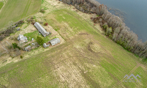 Ferme près du lac Balvis