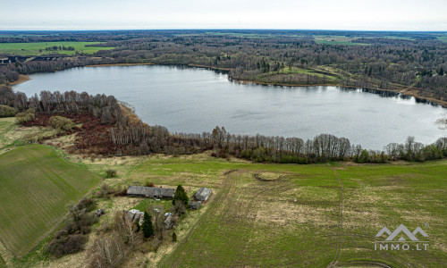 Ferme près du lac Balvis