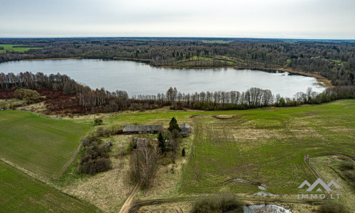 Ferme près du lac Balvis