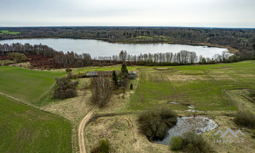 Ferme près du lac Balvis