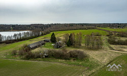 Ferme près du lac Balvis