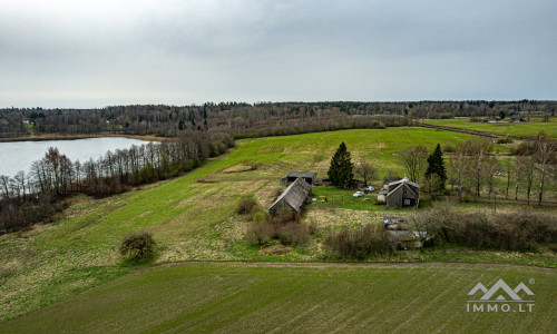 Ferme près du lac Balvis