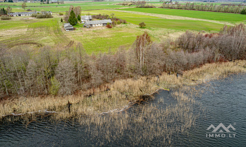 Ferme près du lac Balvis