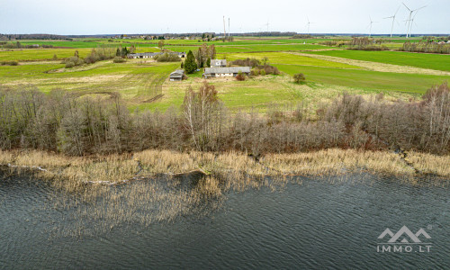 Ferme près du lac Balvis