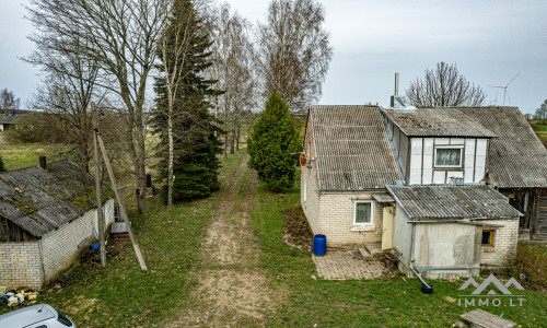 Ferme près du lac Balvis