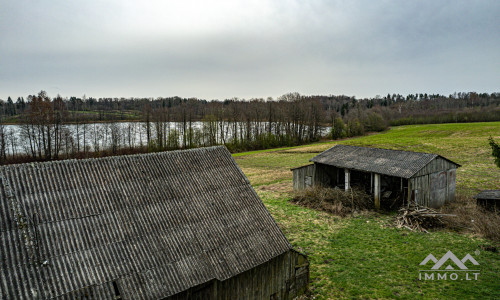 Ferme près du lac Balvis