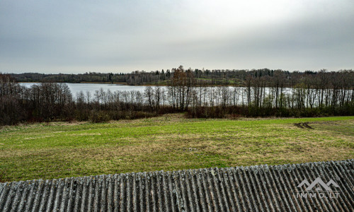 Ferme près du lac Balvis